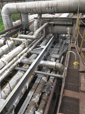 Eski paslı endüstriyel çelik boru hatları, subaplar ve ekipman po