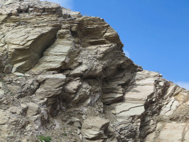 Mavi gökyüzü dağ taşa lamine yapısı