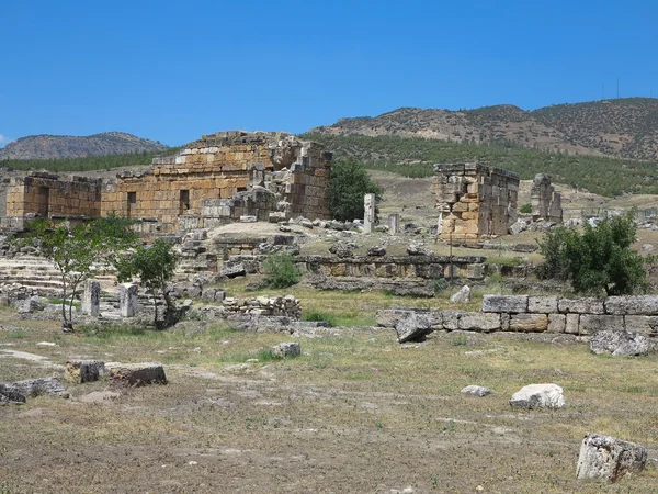 Ruiny starożytnego miasta hierapolis i błękitne niebo — Zdjęcie stockowe