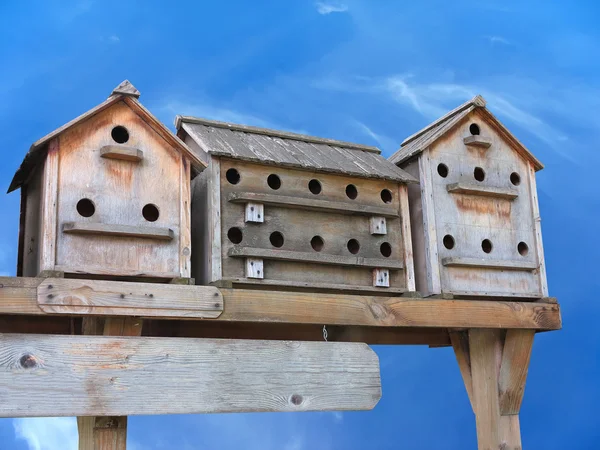 Régi fa seregély Fészekrakó dobozok madár házat, kék ég alatt — Stock Fotó