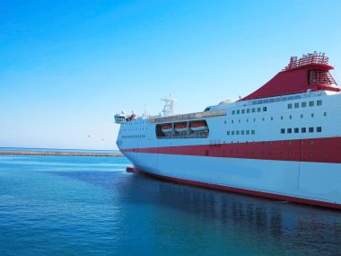 18.06.2016 Heraklion, Yunanistan. Büyük kırmızı cruise gemi detay