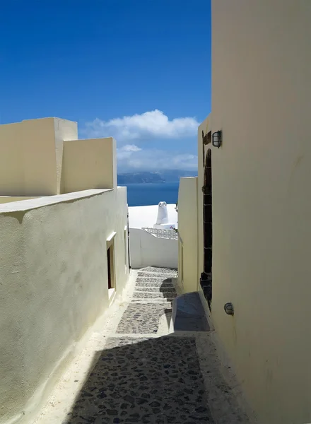 Romantic beautiful cityscape and blue sky of Oia on Santorini in — Stock Photo, Image