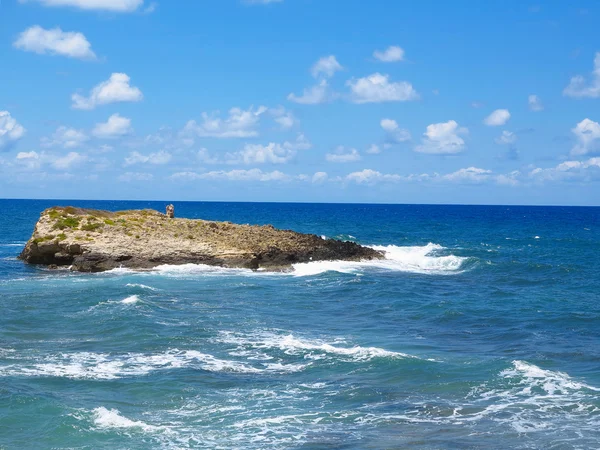 Tydlig azurblå havet vatten landskape och klippor nära Crete kust, Gree — Stockfoto