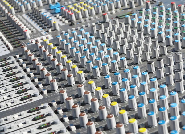 Mezclador de sonido de audio gigante con botones de color y deslizadores — Foto de Stock