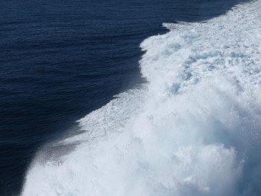 Su yüzeyinde hızlı hareketli feribot iz