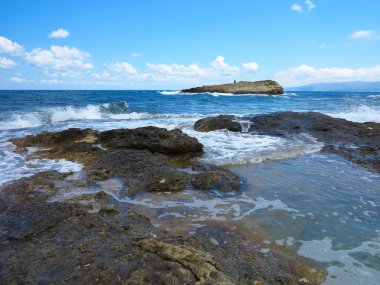 Rock kıyısında büyük dalgalar deniz ve Girit gökyüzü mavi