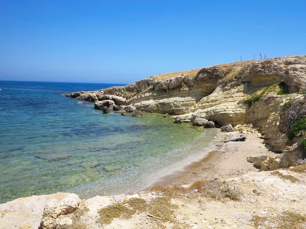 Limpar água do mar azul landskape e rochas perto da costa de Creta, Gree — Fotografia de Stock