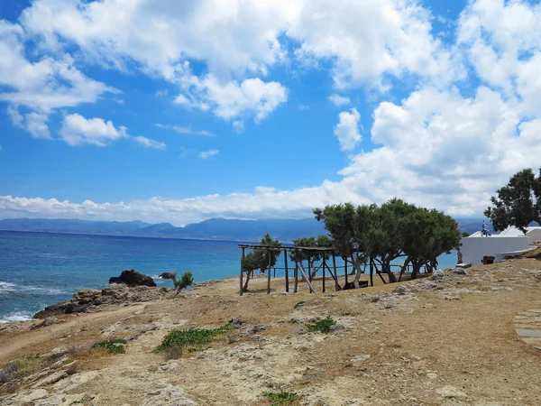 Velho dossel de madeira na costa do mar e céu azul — Fotografia de Stock