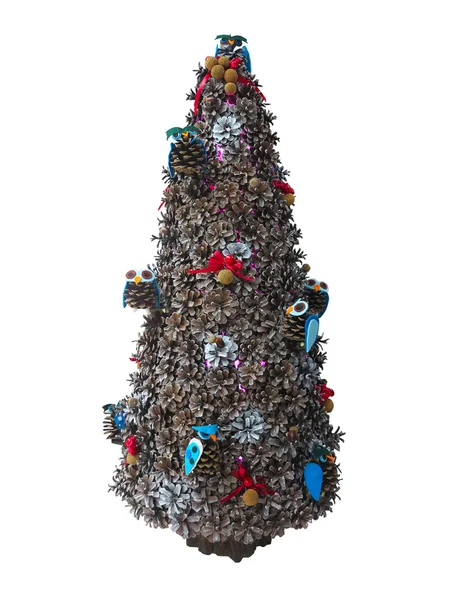 Abstracte creatieve kerstboom gemaakt van kegels geïsoleerd over w — Stockfoto