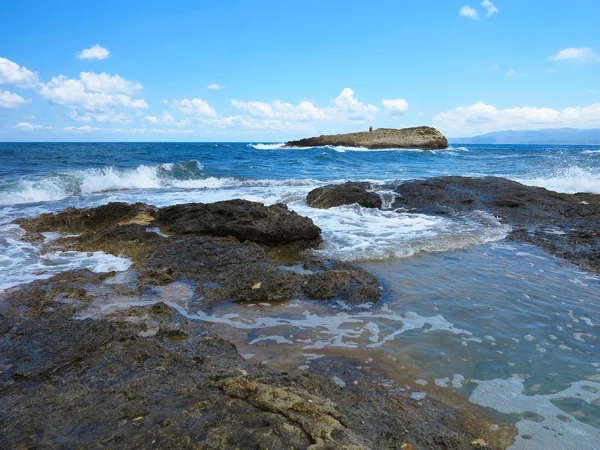 Stora vågor på rock kusten blå hav och himmel på Kreta — Stockfoto