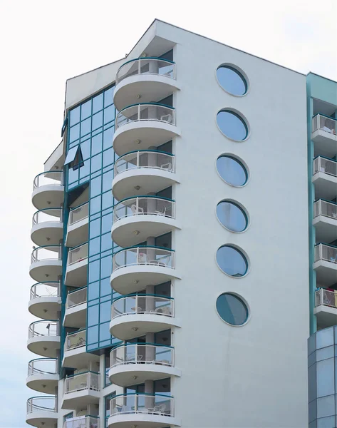 Casa de lujo recién construida, ventanas y balcón — Foto de Stock