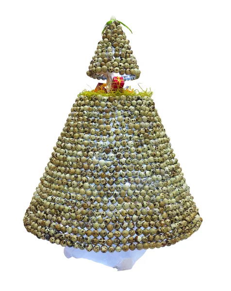 Abstracte creatieve kerstboom gemaakt van partridge ei isoleren — Stockfoto