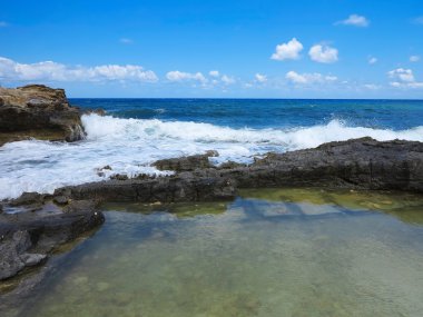 Rock kıyısında büyük dalgalar deniz ve Girit gökyüzü mavi
