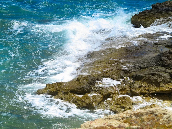 Tydlig azurblå havet vatten landskape och klippor nära Crete kust, Gree — Stockfoto