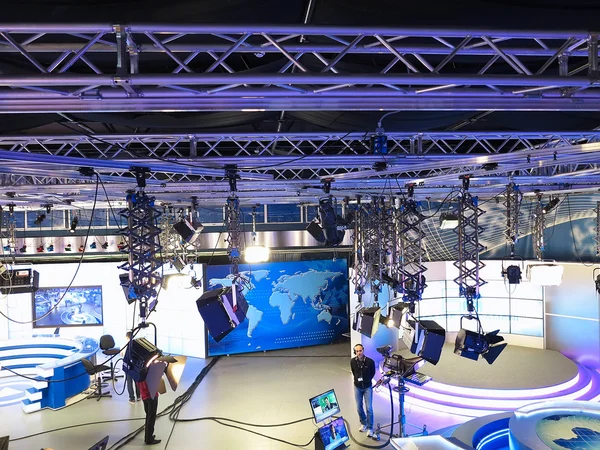 05.04.2015, MOLDOVA, "Publika TV" estúdio NOTÍCIAS com equipamento de luz — Fotografia de Stock