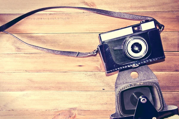 Retro vintage camera op houten achtergrond. — Stockfoto