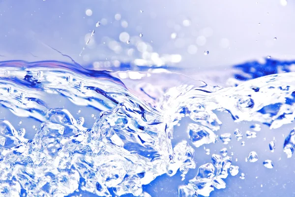 Blu spruzzata d'acqua isolata . — Foto Stock