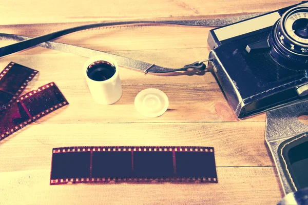 Retro vintage camera on wooden background. — Stock Photo, Image