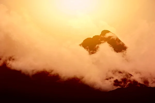 Tramonto sulla vetta della montagna . — Foto Stock