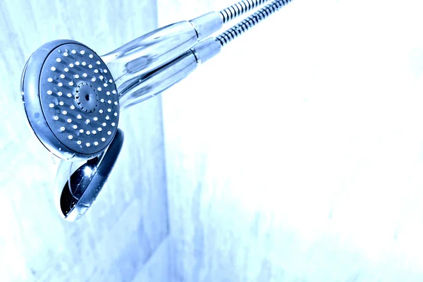 Ducha de mano y agua en el baño . —  Fotos de Stock