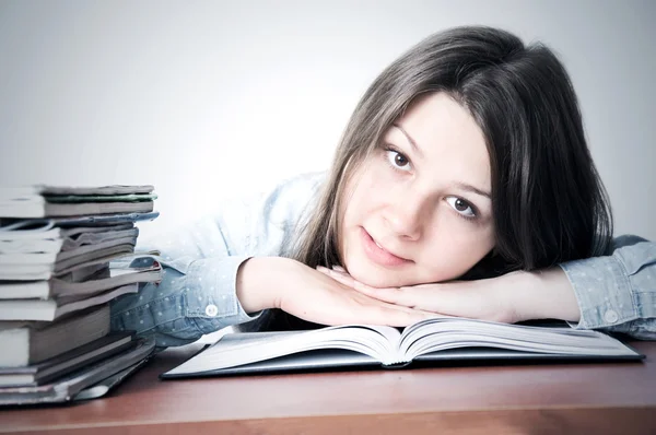 Roztomilá, chytrá mladá dívka studující. — Stock fotografie
