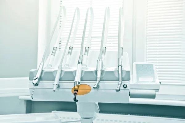 Professionele tandarts tools in de tandheelkundige kantoor. — Stockfoto