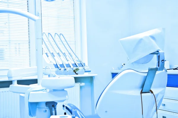 Dentysta profesjonalne narzędzia w gabinecie stomatologicznym. — Zdjęcie stockowe