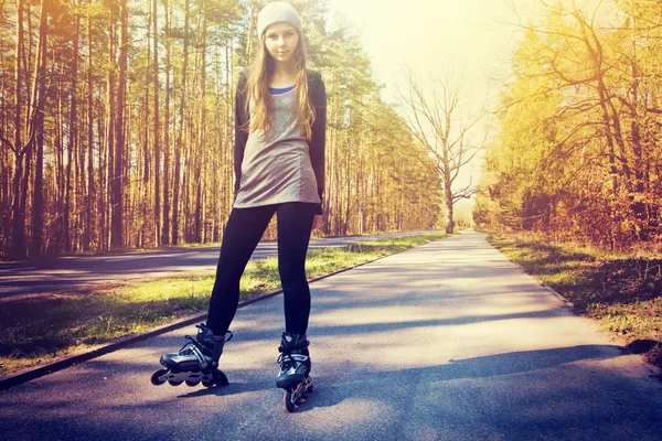 Tiener meisje op rolschaatsen in zomer. — Stockfoto