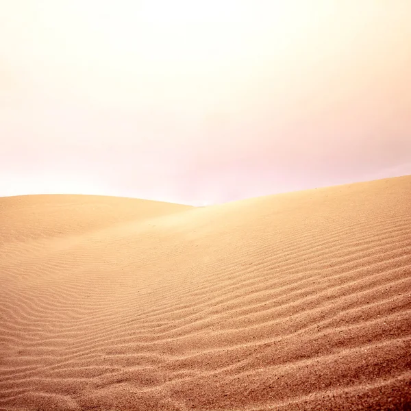 Dunas de areia e céu no deserto . — Fotografia de Stock