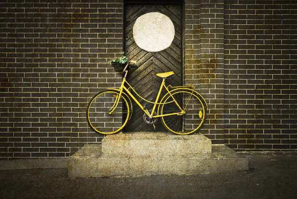거리에서 빈티지 레트로 오래 된 노란 자전거. — 스톡 사진