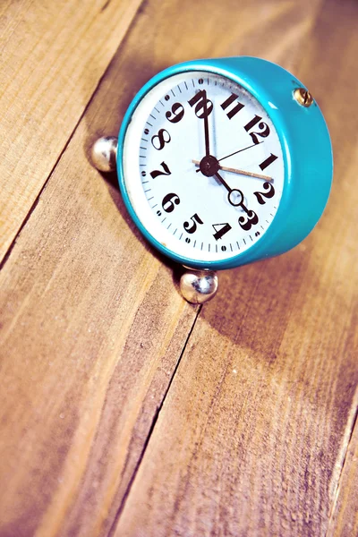 Old clock on the wooden background. — Stock Photo, Image