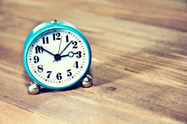 Old clock on the wooden background. — Stock Photo, Image