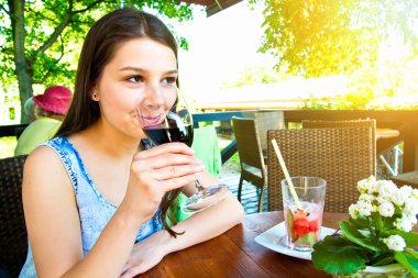 Bir kadeh kırmızı şarap..