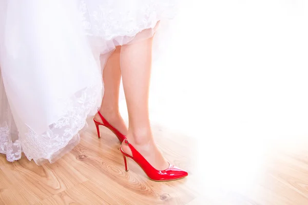 Nevěsta ve svatební šaty a svatební boty. — Stock fotografie