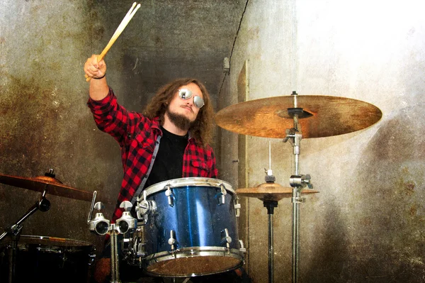 Drums conceptual image. Rock drummer and his drum set. — Stock Photo, Image