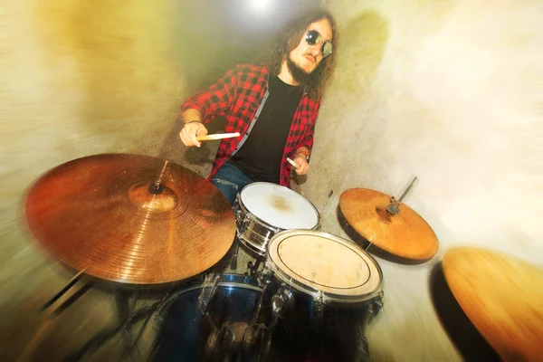 Bicí rámcové obrázek. Rockový bubeník a jeho bicích. — Stock fotografie