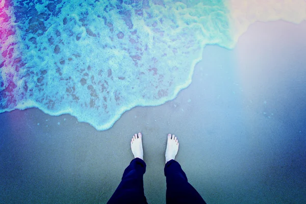 Blote voeten op het strand. — Stockfoto