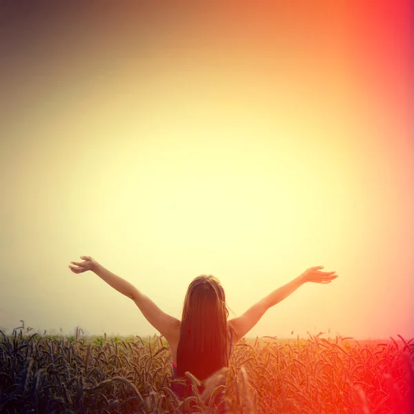 Chica levantar las manos al cielo y sentir la libertad . — Foto de Stock