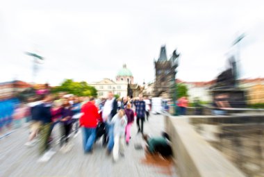 Prag'daki Charles Köprüsü'nde insan kalabalığı.