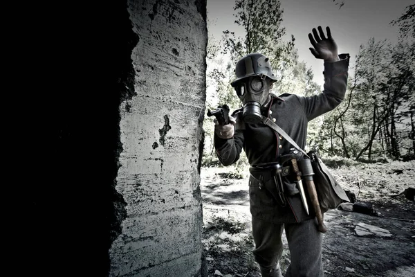 Солдат Второй Мировой Войны Противогазе Целится Свой Пистолет Концепция Войны — стоковое фото