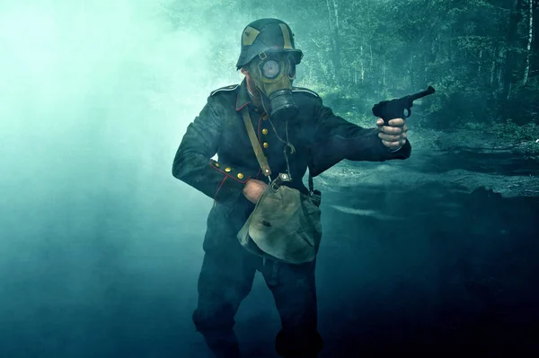 二战时期戴着防毒面具的士兵用枪瞄准 战争概念 — 图库照片