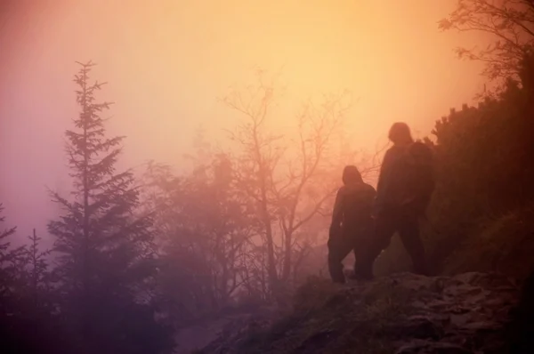 Touristen im Nebel in den Bergen. — Stockfoto