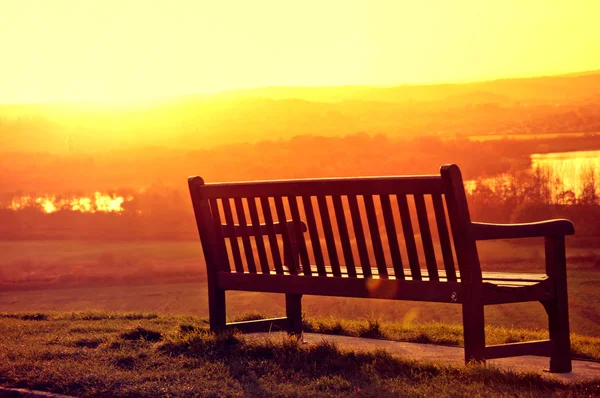 Banc et coucher du soleil . — Photo