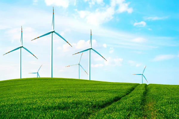 Molinos de viento en el campo. —  Fotos de Stock