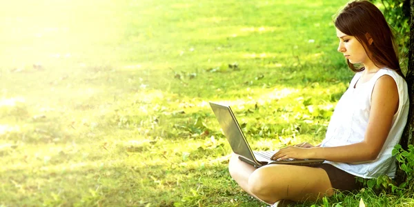 Jovem bela menina estudante universitário usando laptop . — Fotografia de Stock