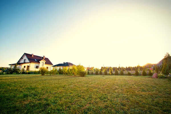 Arka bahçe yeşil çim ve gökyüzü ile.