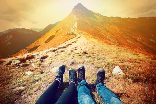 Turismo en las montañas. Naturaleza en las montañas . — Foto de Stock