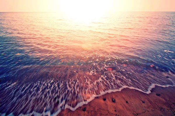 Pôr do sol sobre o mar. — Fotografia de Stock