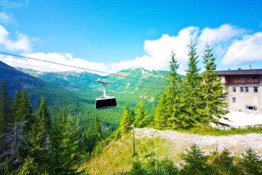 Teleferik teleferik dağlarda.