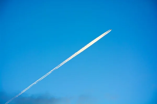 Avião no céu azul . — Fotografia de Stock